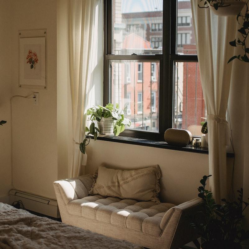 Créez une atmosphère chaleureuse avec ce rideau pour fenêtre de chambre, idéal pour apporter une touche d'intimité et de style à votre espace.