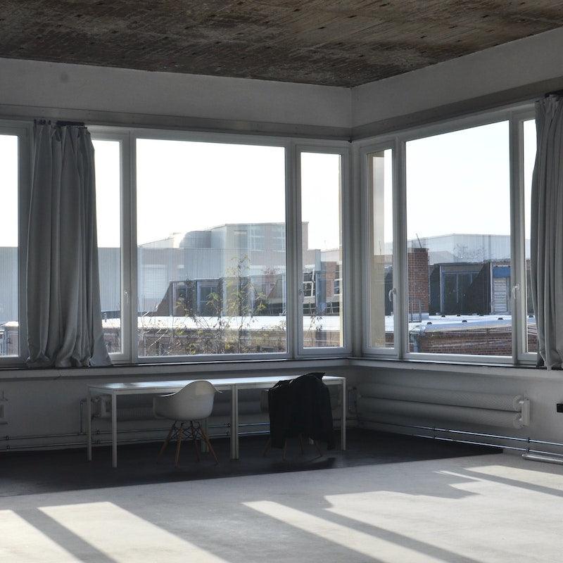 Un rideau ample et élégant, idéal pour habiller de larges fenêtres avec style et simplicité.