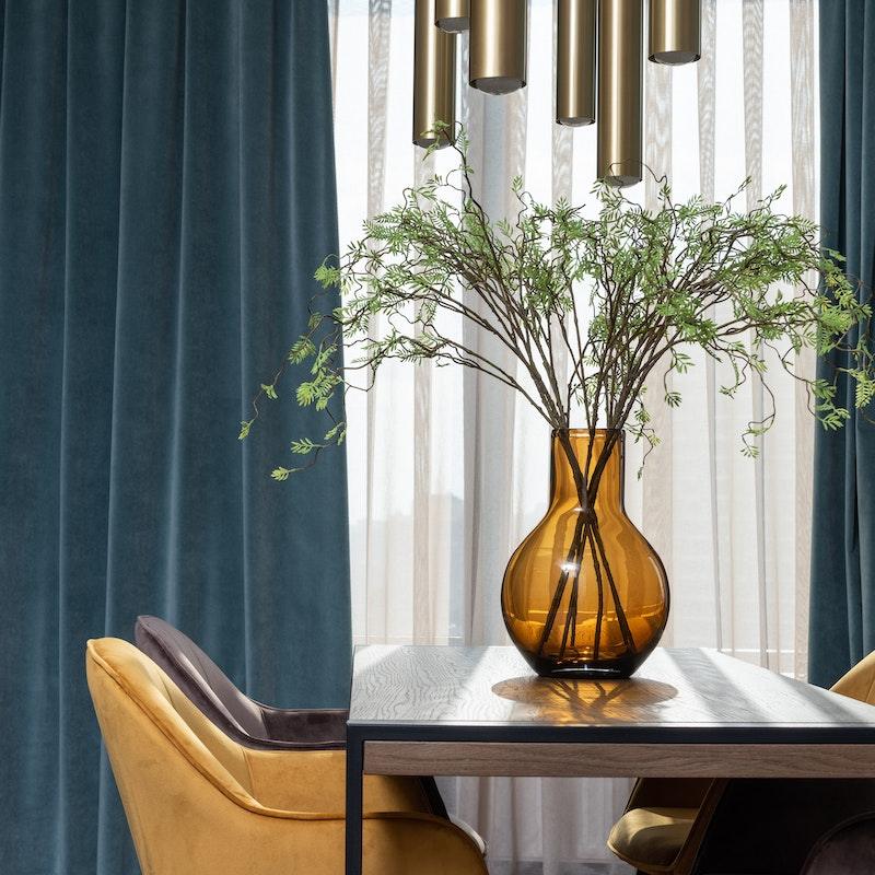 Un rideau moderne aux lignes épurées et aux couleurs sobres, idéal pour apporter une touche contemporaine à votre intérieur.