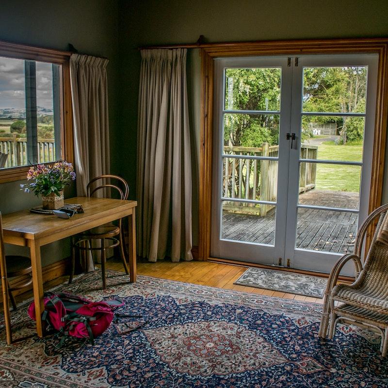 Un rideau pour porte fenêtre, sobre et élégant, apportant une touche de charme et d'intimité à votre intérieur.