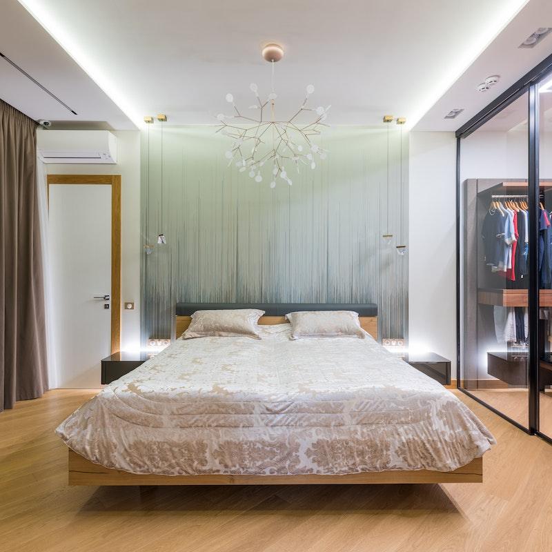 Un rideau pour dressing, pratique et discret, habille élént votre espace de rangement en le dissimulant avec style.