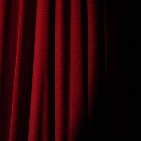 Un Rideau Rouge élégant, drapé avec fluidité, apportant une touche chaleureuse et sophistiquée à tout espace.