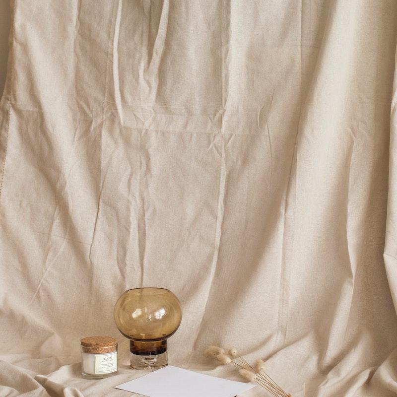 Des rideaux en lin naturel, élégants et intemporels, apportant une touche de douceur et d'authenticité à votre intérieur.