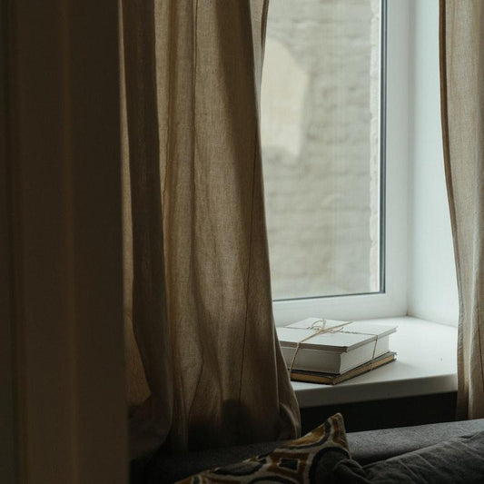 Un rideau au style épuré et minimaliste, inspiré par le design nordique, apportant une touche de fraîcheur et de modernité à votre intérieur.