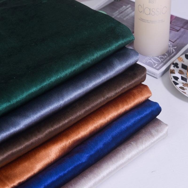 Des rideaux en velours, luxueux et élégants, apportant une touche chaleureuse et sophistiquée à votre intérieur.