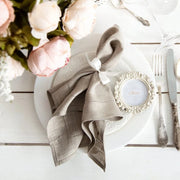 serviettes table dentelle brodées beige gris assiettes blanches décorations table nappes blanches sets table