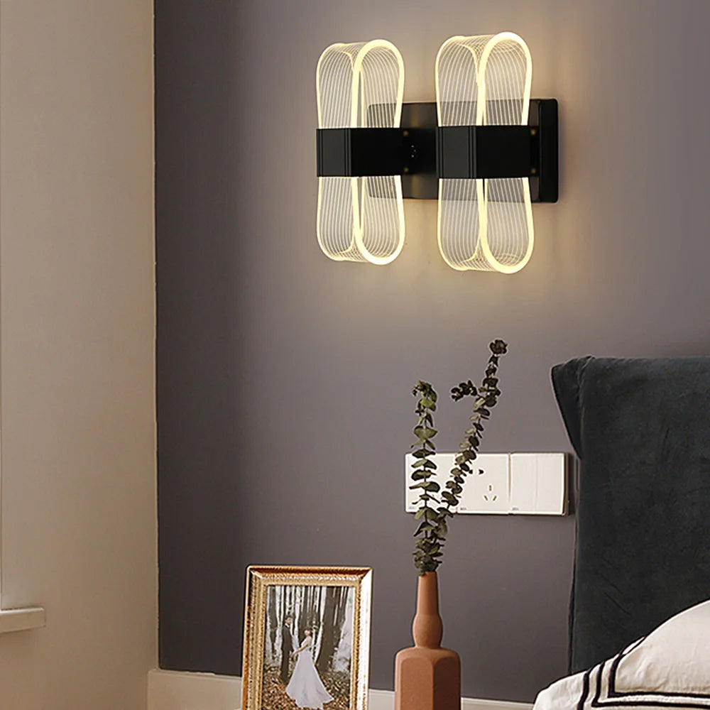 Applique murale LED dans un salon moderne avec canapé gris