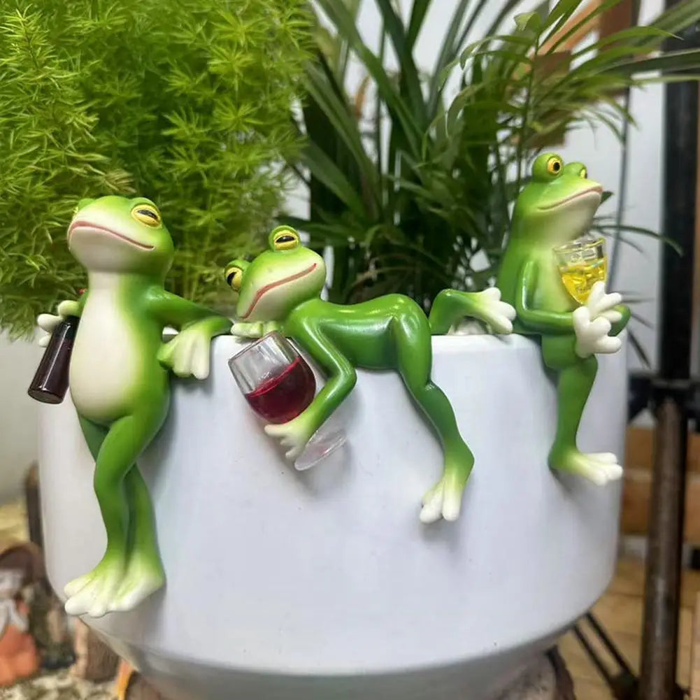 statuette grenouille verte humoristique transparente jardin balcon vertes blanches marron posant bouteille verre decorationextérieur