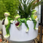 statuette grenouille verte humoristique transparente jardin balcon vertes blanches marron posant bouteille verre decorationextérieur