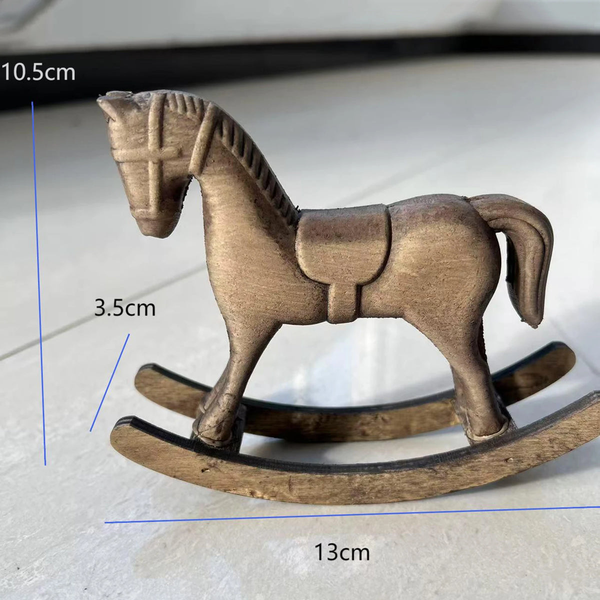 décoration cheval bascule bois vintage miniature bronze marron foncé aspect vieilli texture rugueuse figurine