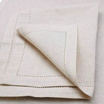 Le tissu montre des motifs géométriques et des coutures décoratives, créant une texture élégante et raffinée.