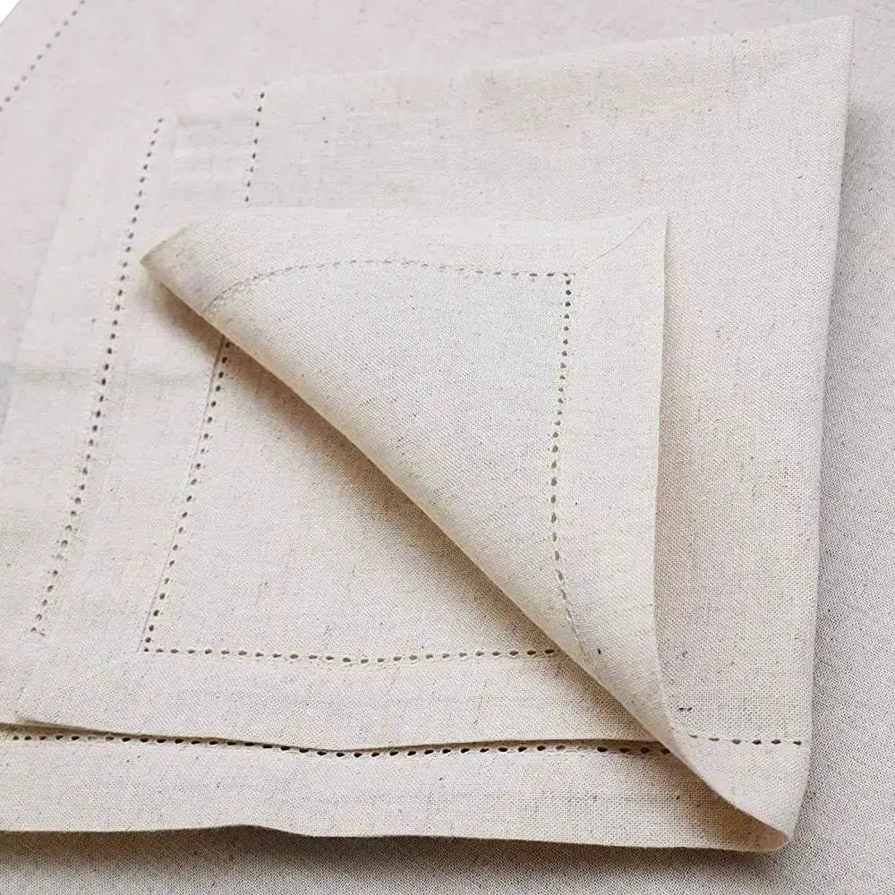 Le tissu montre des motifs géométriques et des coutures décoratives, créant une texture élégante et raffinée.