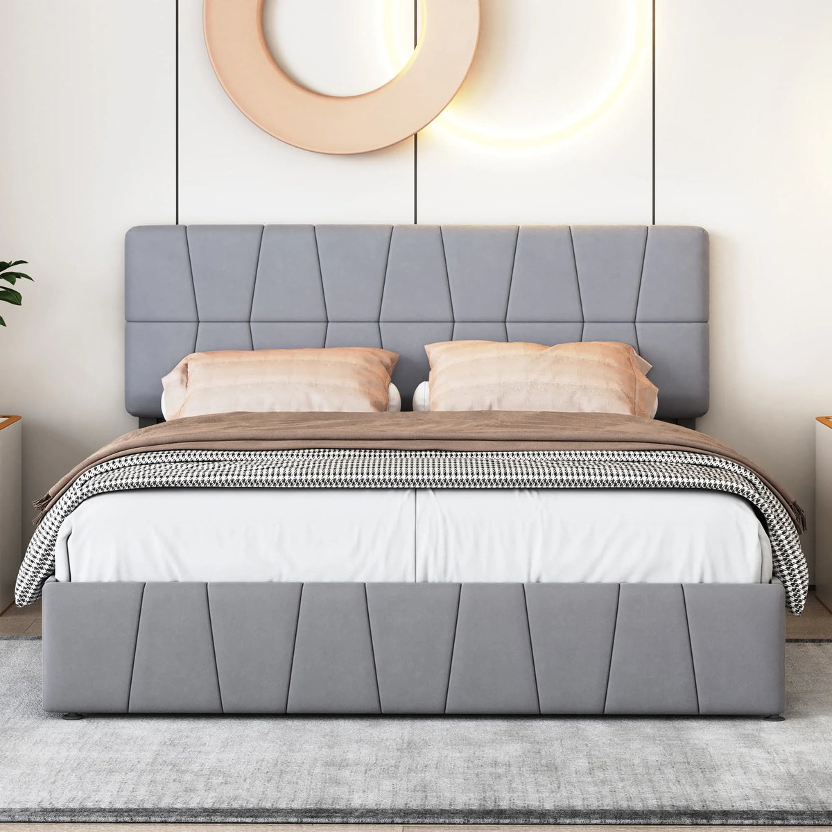 Lit installé dans une chambre moderne avec décoration neutre