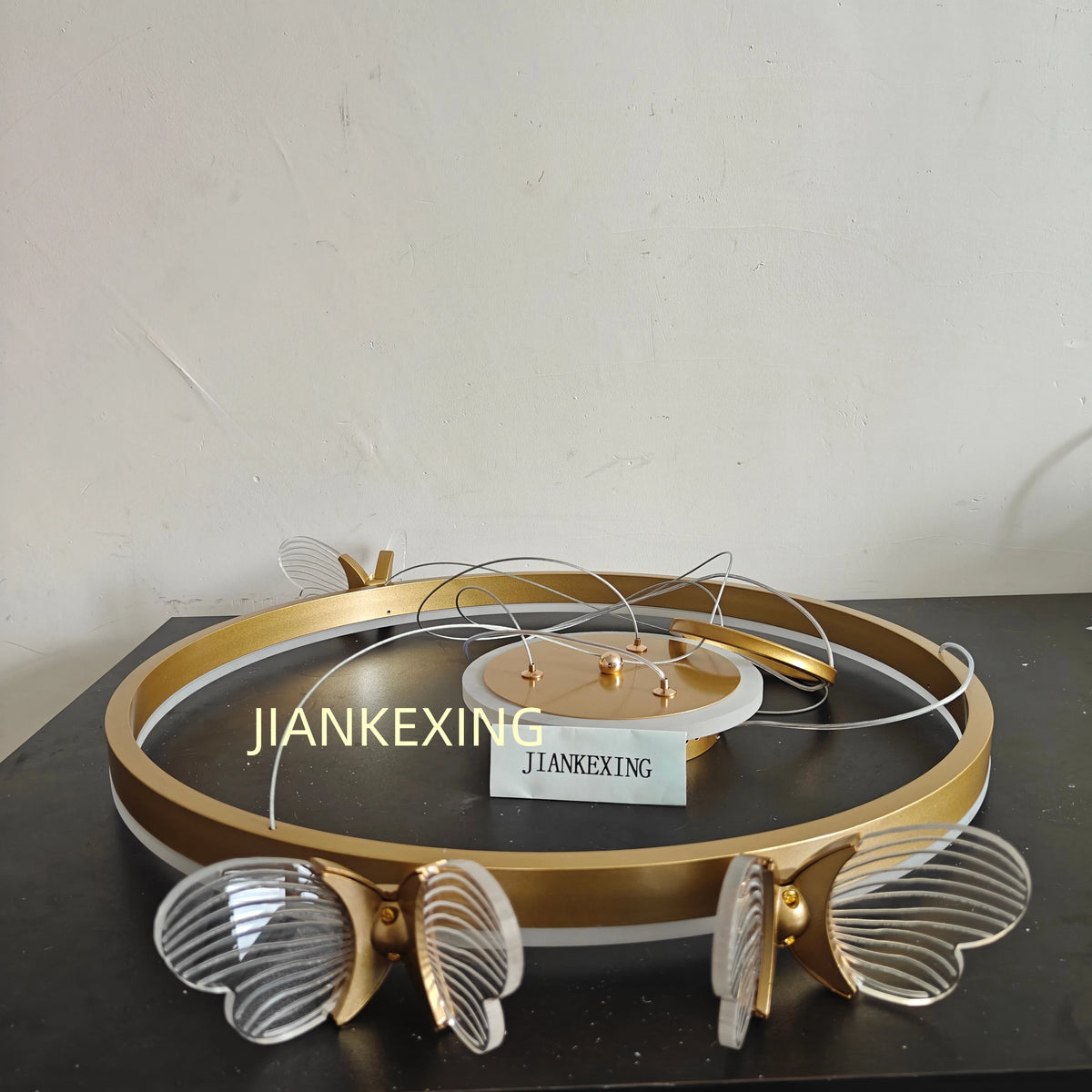 suspension lumineuse contemporaine or blanc papillons relief cercle lumineux opacité translucidité fixations minimalistes chambre
