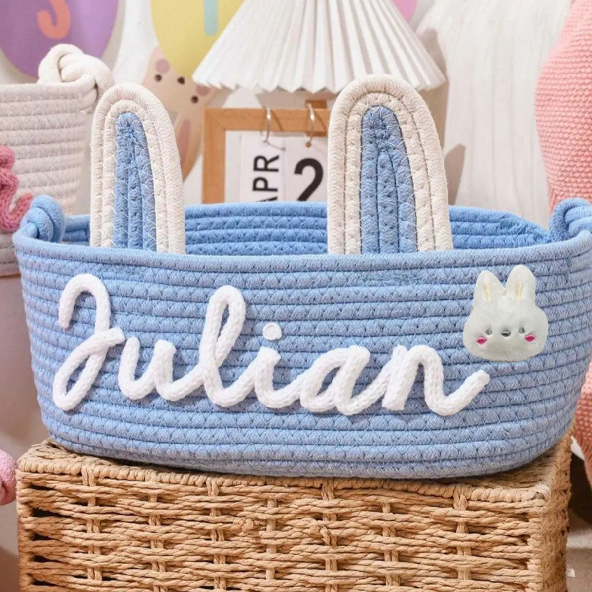 panier rangement tissu coton rose blanc bleu motif tresses décoratif enfant anneaux métalliques prénom
