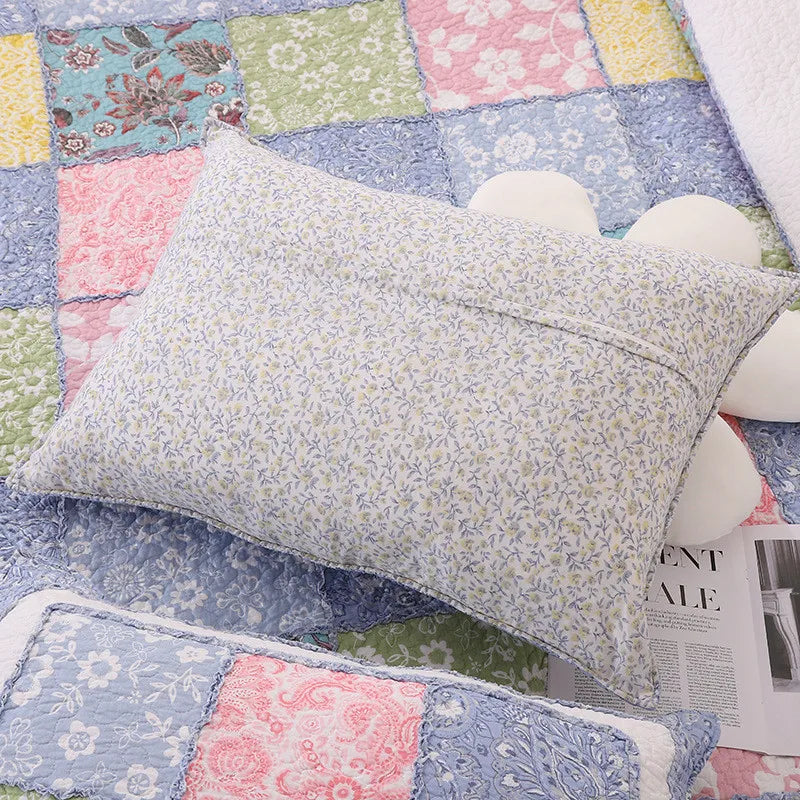 Couvre-lit coton lavande plié sur chaise