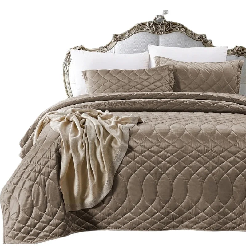 Couvre-lit matelassé beige sur un canapé de salon