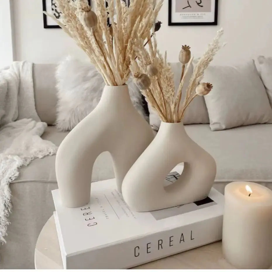 vases céramique modernes minimalistes abstraits ouvertures circulaires couleurs neutres sculptural