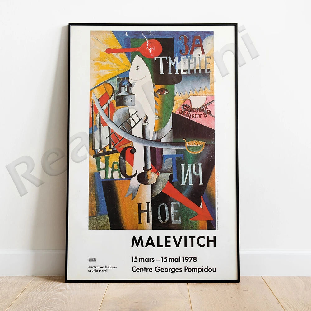 Affiche d'exposition de l'artiste russe Kazimir Malevitch, représentant une œuvre abstraite et colorée avec des formes géométriques et des textes.