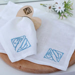 Serviette de table en lin pur avec monogramme brodé rouge