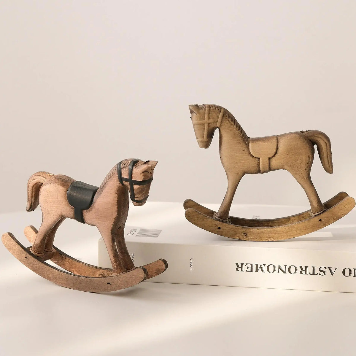 décoration cheval bascule bois vintage miniature bronze marron foncé aspect vieilli texture rugueuse figurine
