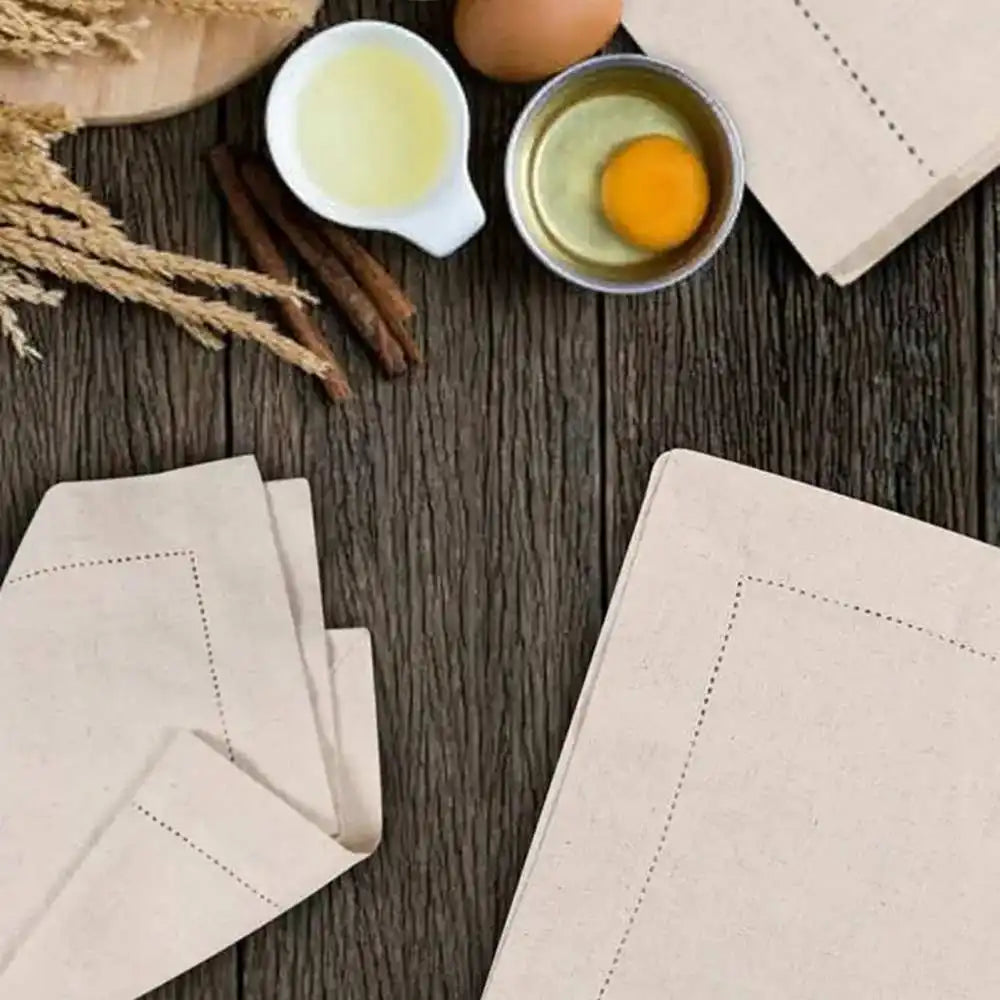 Sur un fond en bois, des œufs, de la farine et des ustensiles de cuisine sont disposés, suggérant la préparation d'un plat ou d'une pâtisserie.