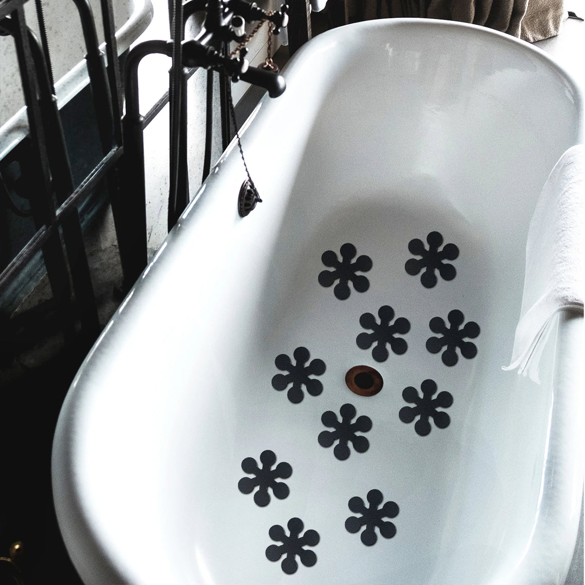 tapis antidérapant fleur six pétales salle bain respectueux environnement moderne semi transparent adhésif inclusion