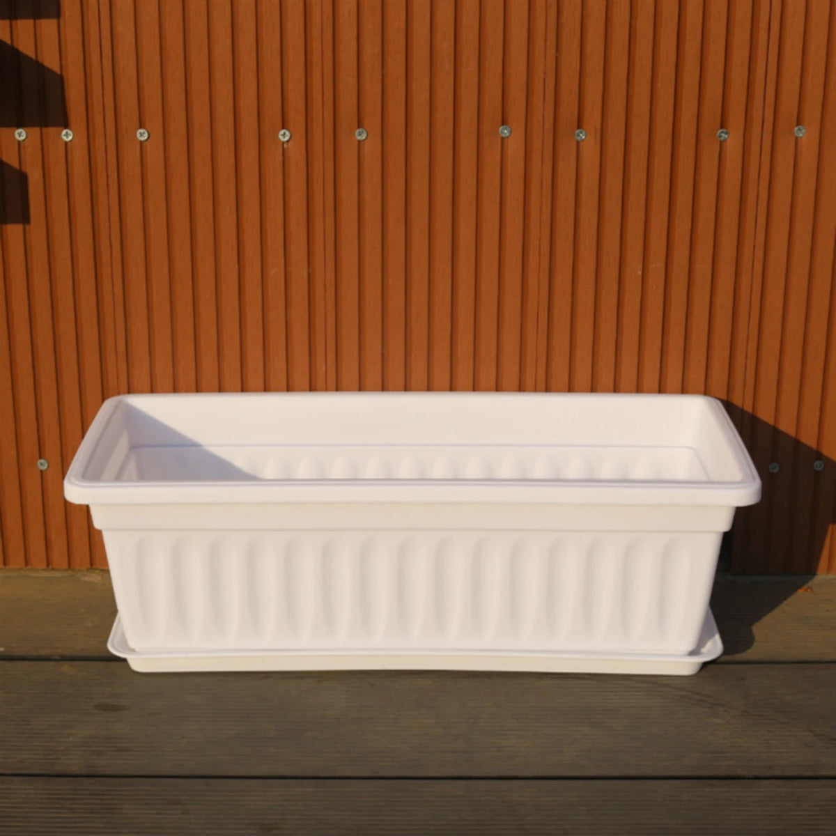 Détail des trous de drainage de la jardinière