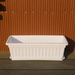 Détail des trous de drainage de la jardinière