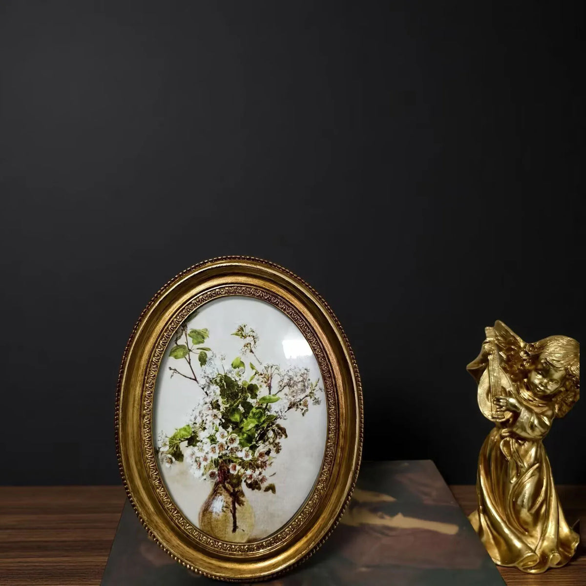 cadre photo ovale orné motif floral peint vintage décoratif decoration ornemental