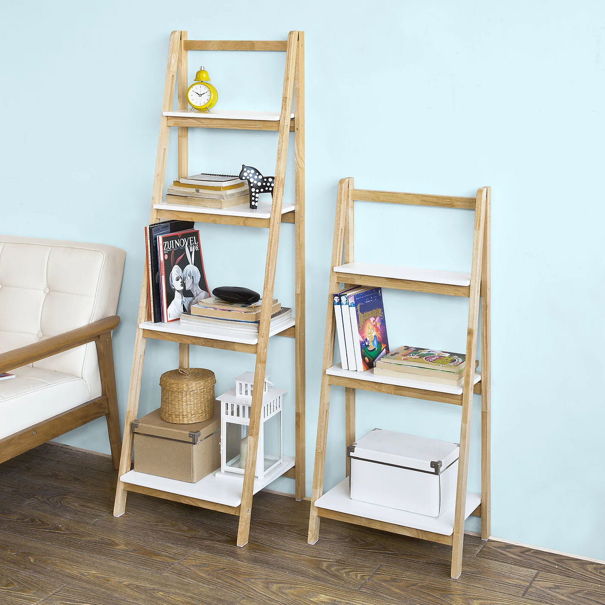 Étagère échelle pliable rangée dans un salon avec livres et plantes