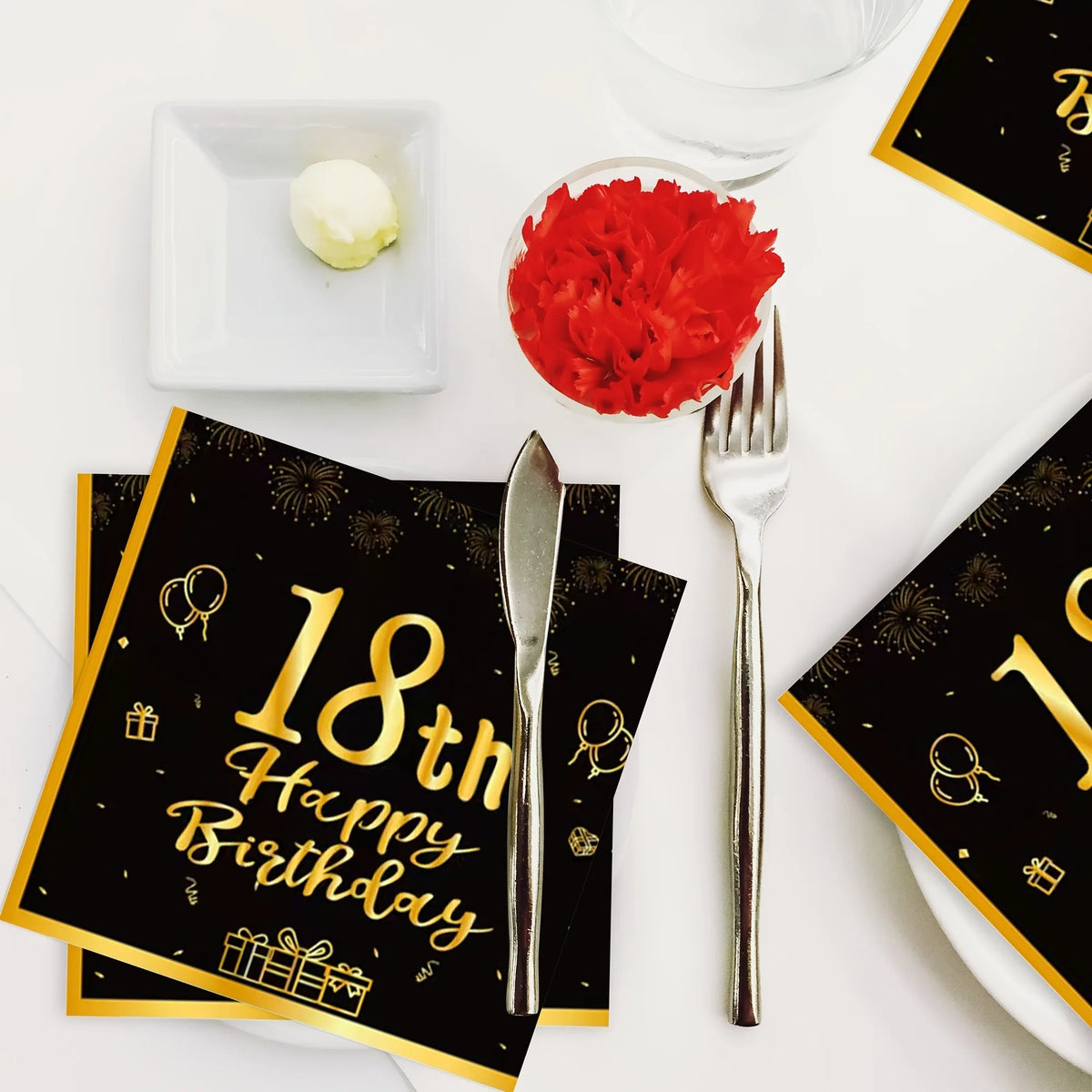 serviettes jetables anniversaire noires dorées ornementations élégantes fêtes confettis ballons cadeaux 20 pièces