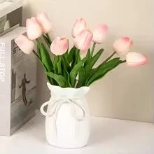 vase moderne raphia noué blanc tulipes roses feuilles vertes intérieur décoration chambre salon