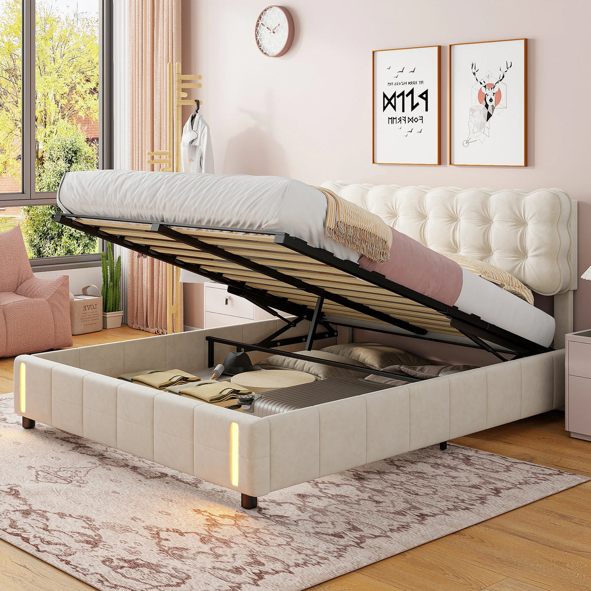 Détail du capitonnage en velours beige et de la tête de lit