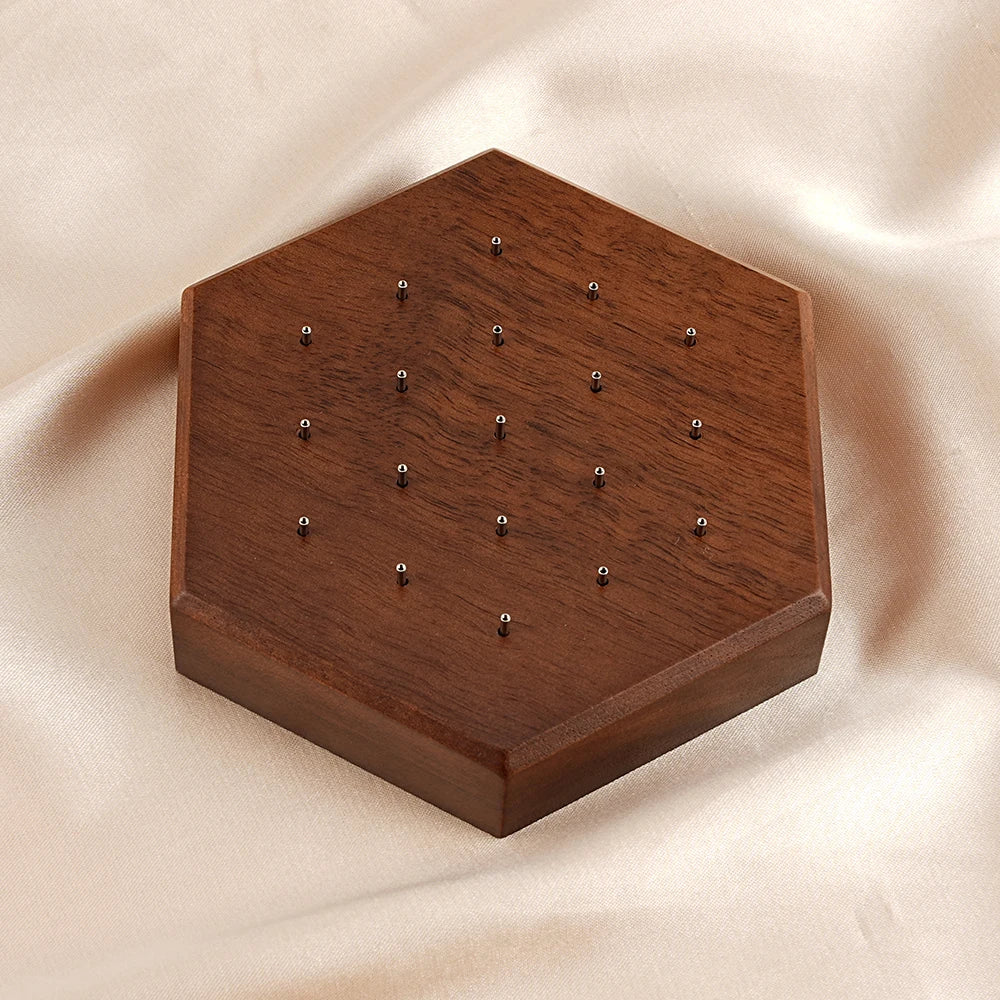 Vue de dessus du présentoir à bijoux en bois noyer avec 19 trous