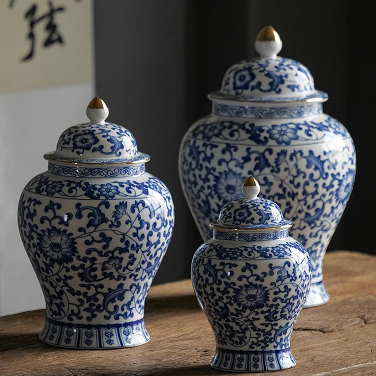 pot épices céramique blanc bleu fleurs traditionnel couvercle vase décoration table centerpiece