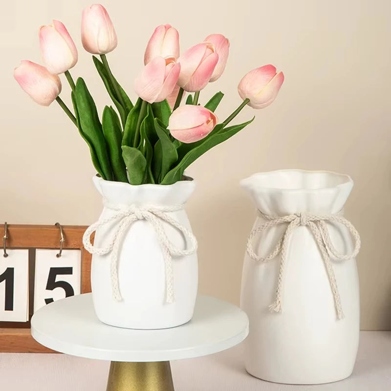 vase moderne raphia noué blanc tulipes roses feuilles vertes intérieur décoration chambre salon