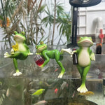 statuette grenouille verte humoristique transparente jardin balcon vertes blanches marron posant bouteille verre decorationextérieur