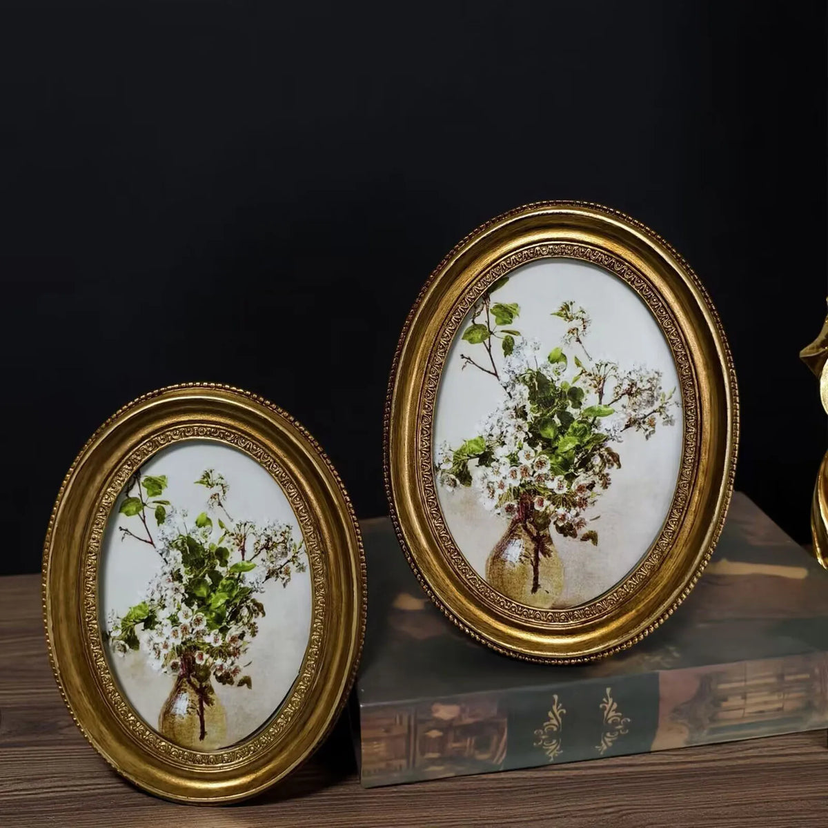 cadre photo ovale orné motif floral peint vintage décoratif decoration ornemental