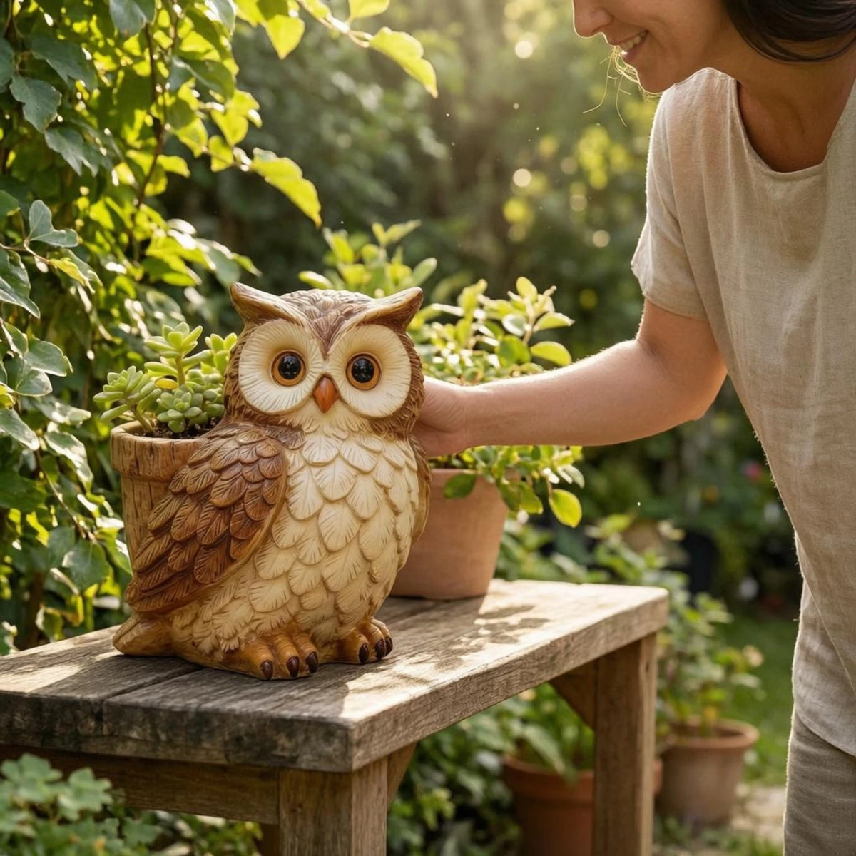 statue oiseau hibou plumes détaillées yeux ouverts moderne jardin patio balcon succulente marron clair