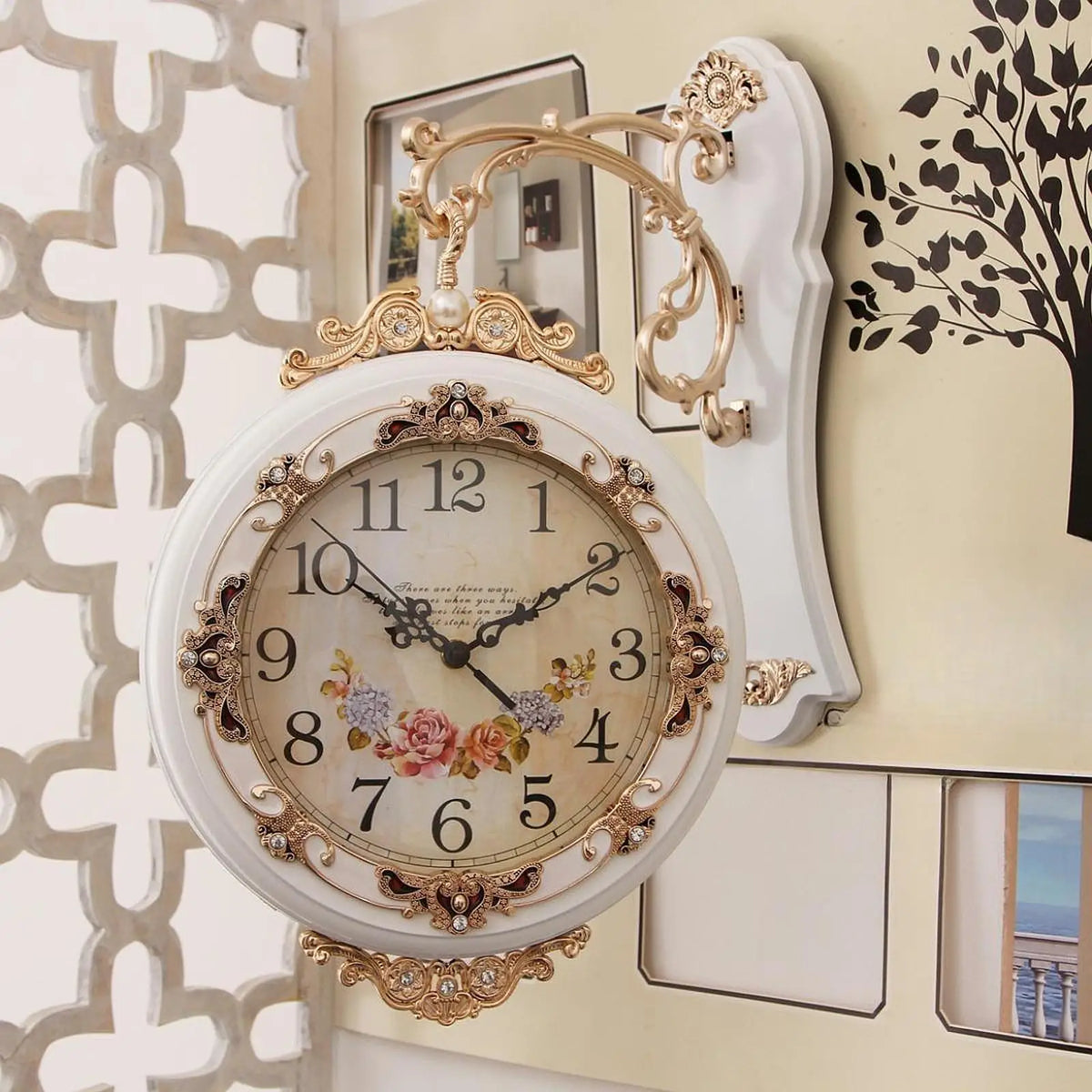 horloge murale double face vintage ornée fleurs chiffres romains blanc marron doré farmhouse decoration