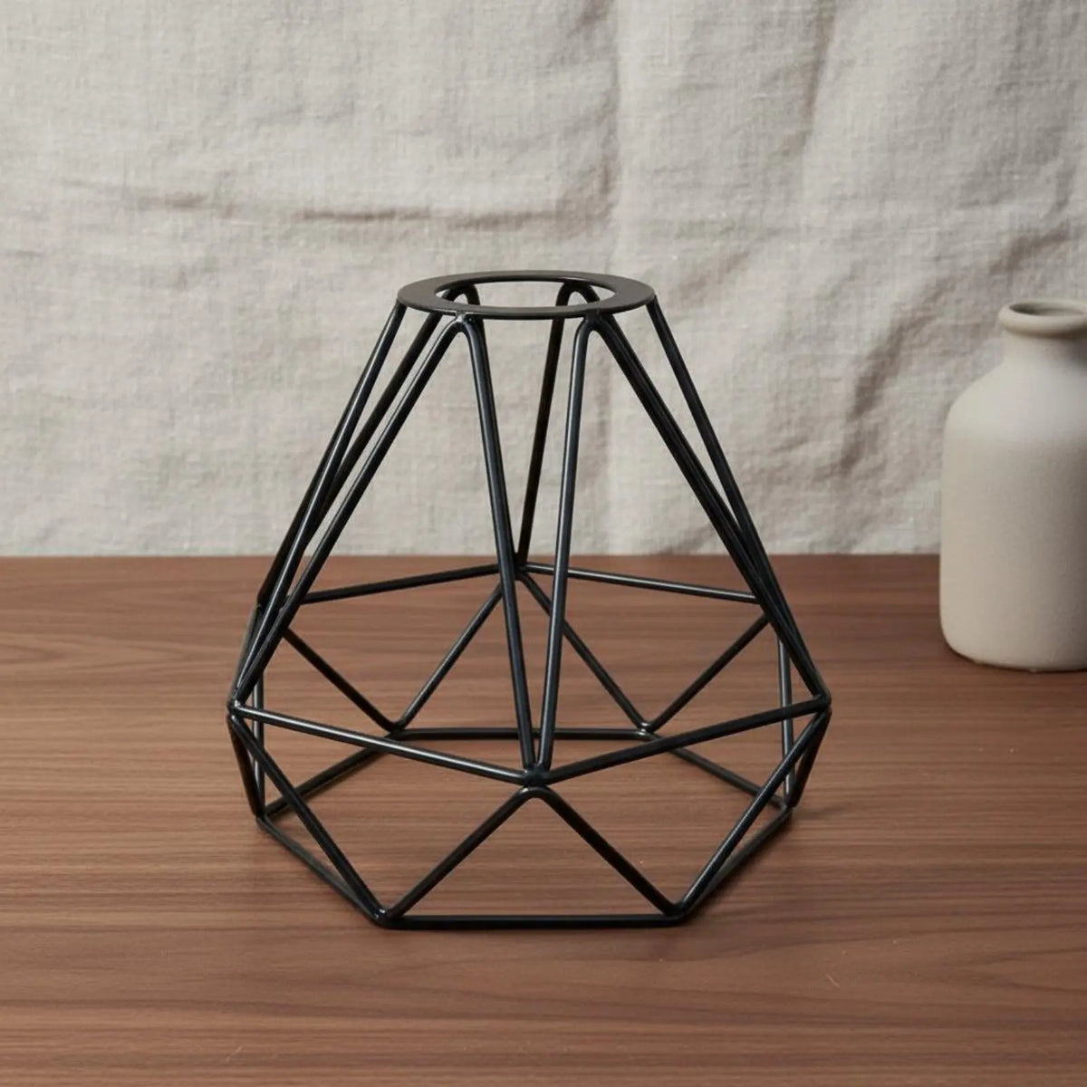 lampe suspension moderne industrielle structure géométrique métal noir tringle