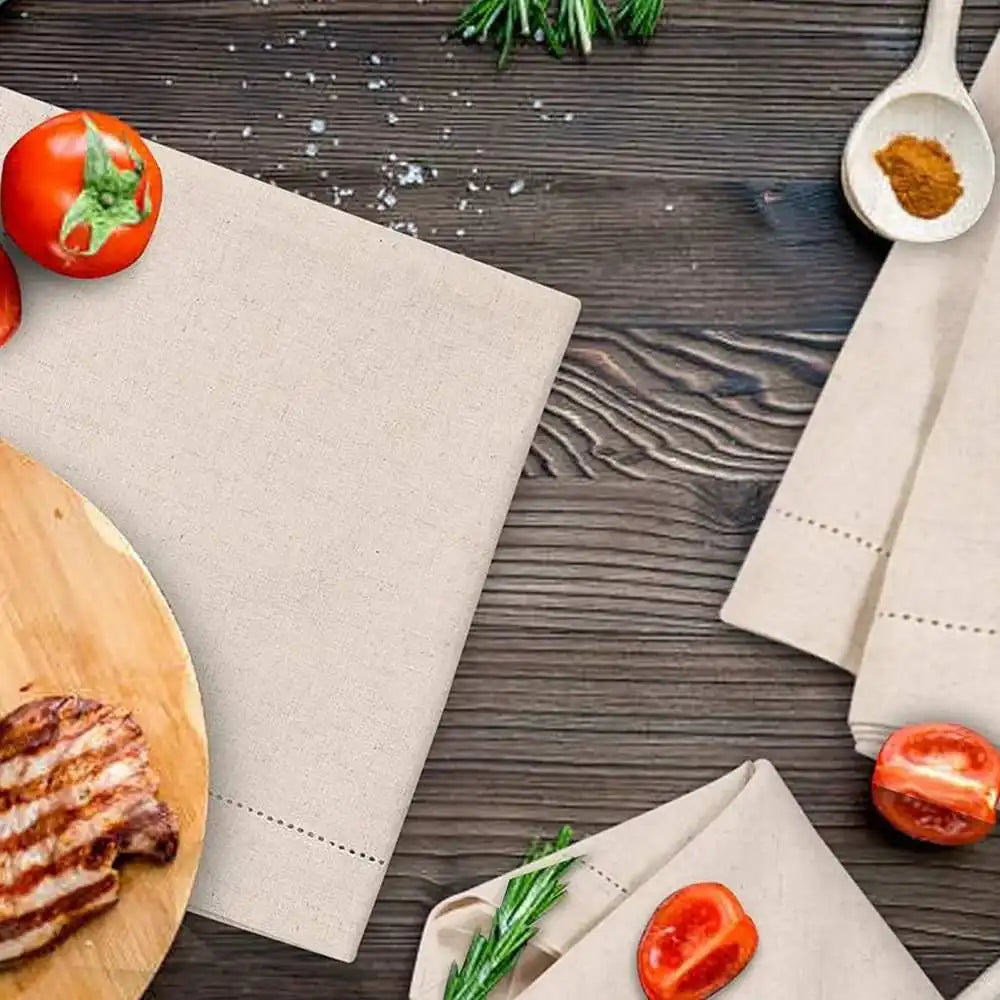 L'image montre une table en bois avec un plat de tomates, un linge de cuisine et des ustensiles de cuisine. Cela suggère un concept de cuisine ou de préparation de repas.