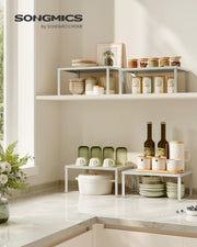 étagères cuisine rangement vertical modernes gris clair blanc assiettes tasses verres bocaux