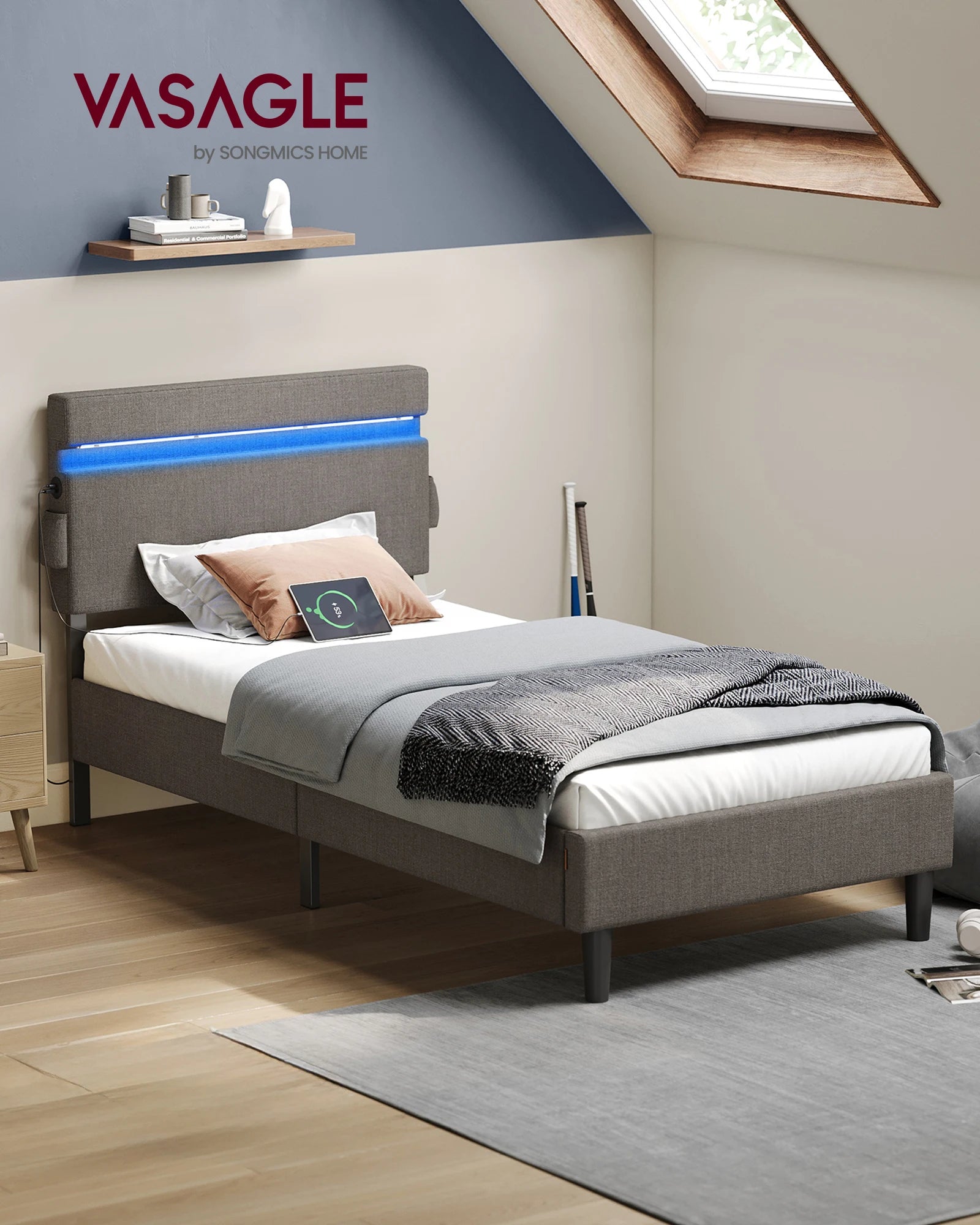 Lit simple 90x190 cm gris clair avec tête de lit LED dans une chambre moderne