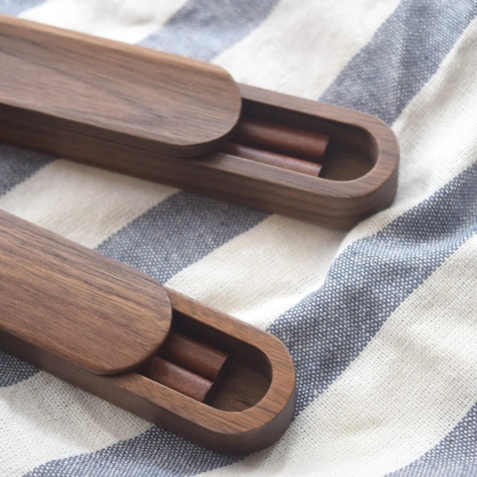 Baguettes en bois massif dans boîte de rangement
