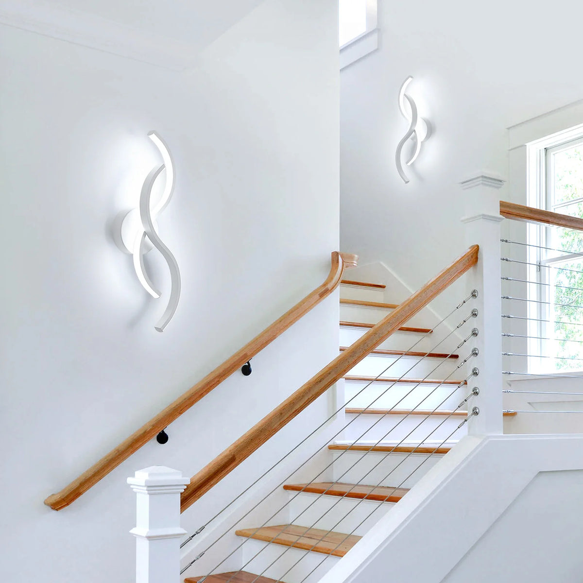 Applique murale LED blanche moderne installée dans un couloir