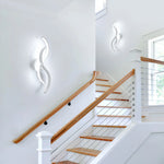 Applique murale LED blanche moderne installée dans un couloir