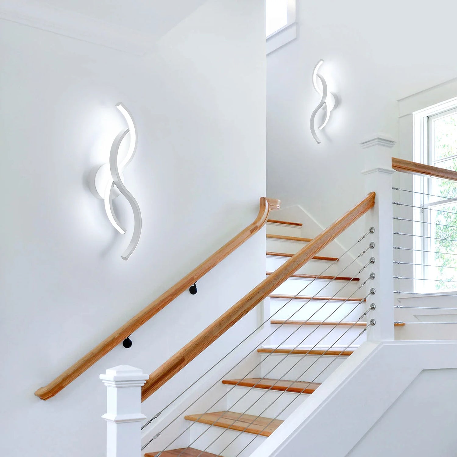 Applique murale LED blanche moderne installée dans un couloir