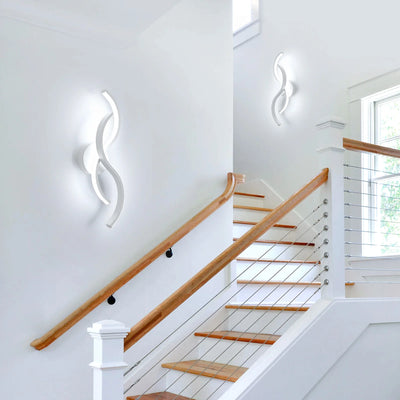 Applique murale LED blanche moderne installée dans un couloir